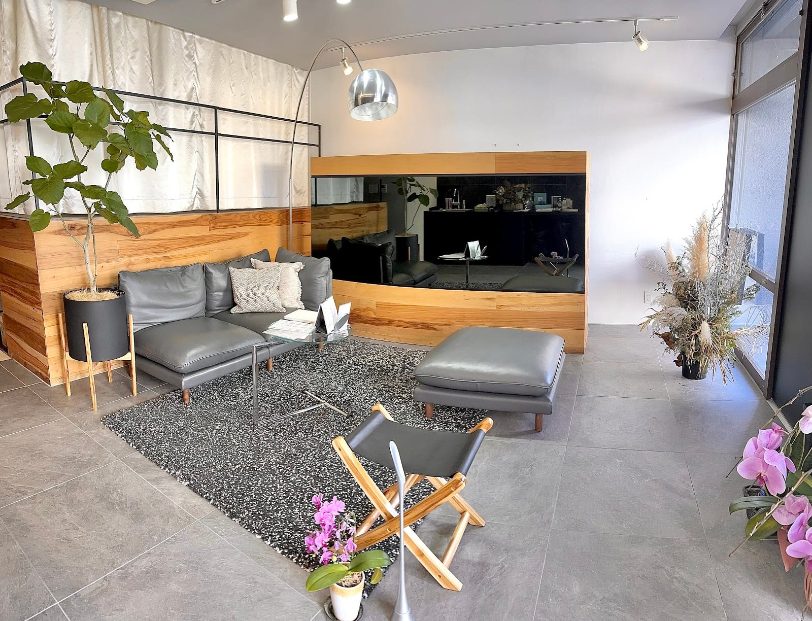 マツエク×まつげパーマ×脱毛 meravi上社店(藤が丘)のメンズ眉毛サロン店内写真 1枚目