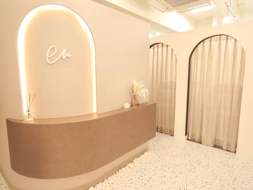 en アイラッシュ&アイブロウ 天神店（福岡）のメンズ眉毛サロン店内写真 1枚目