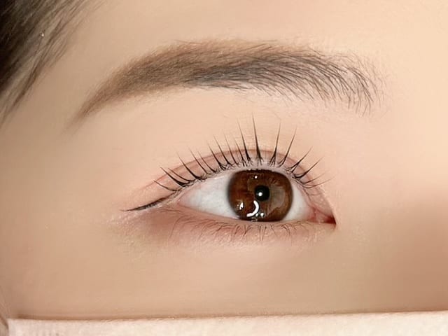 Plaisir eyelash&brow&nail(本町)のメンズ眉毛サロン店内写真 1枚目