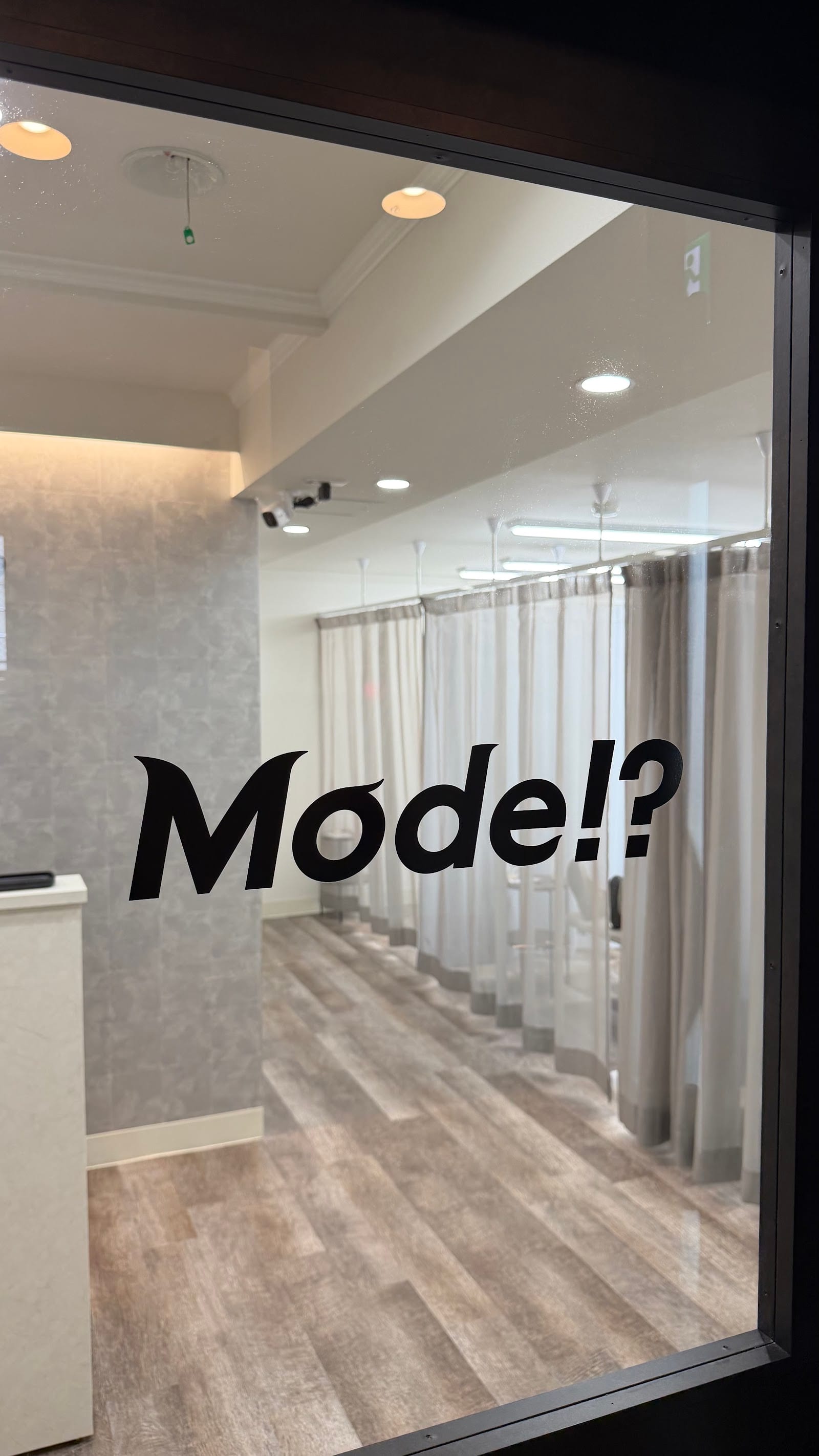 Mode!? 池袋東口店（池袋）のメンズ眉毛サロン店内写真 1枚目