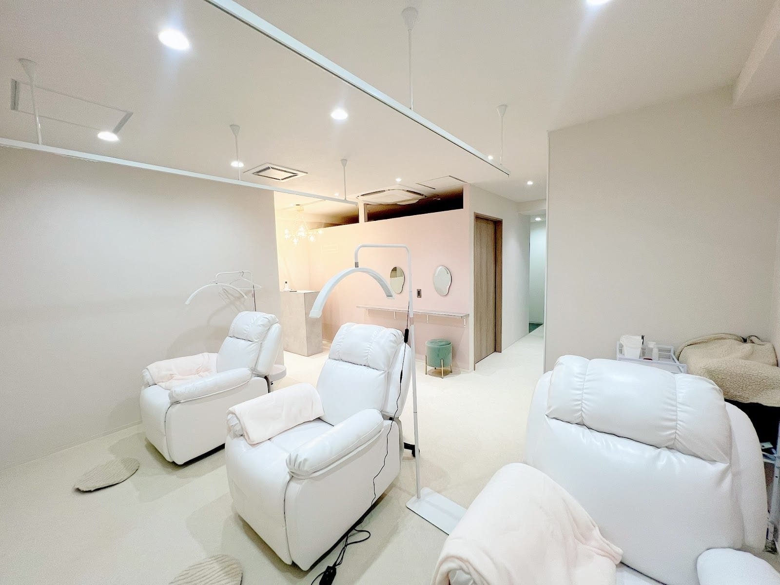 M.LASH（池袋）のメンズ眉毛サロン店内写真 1枚目