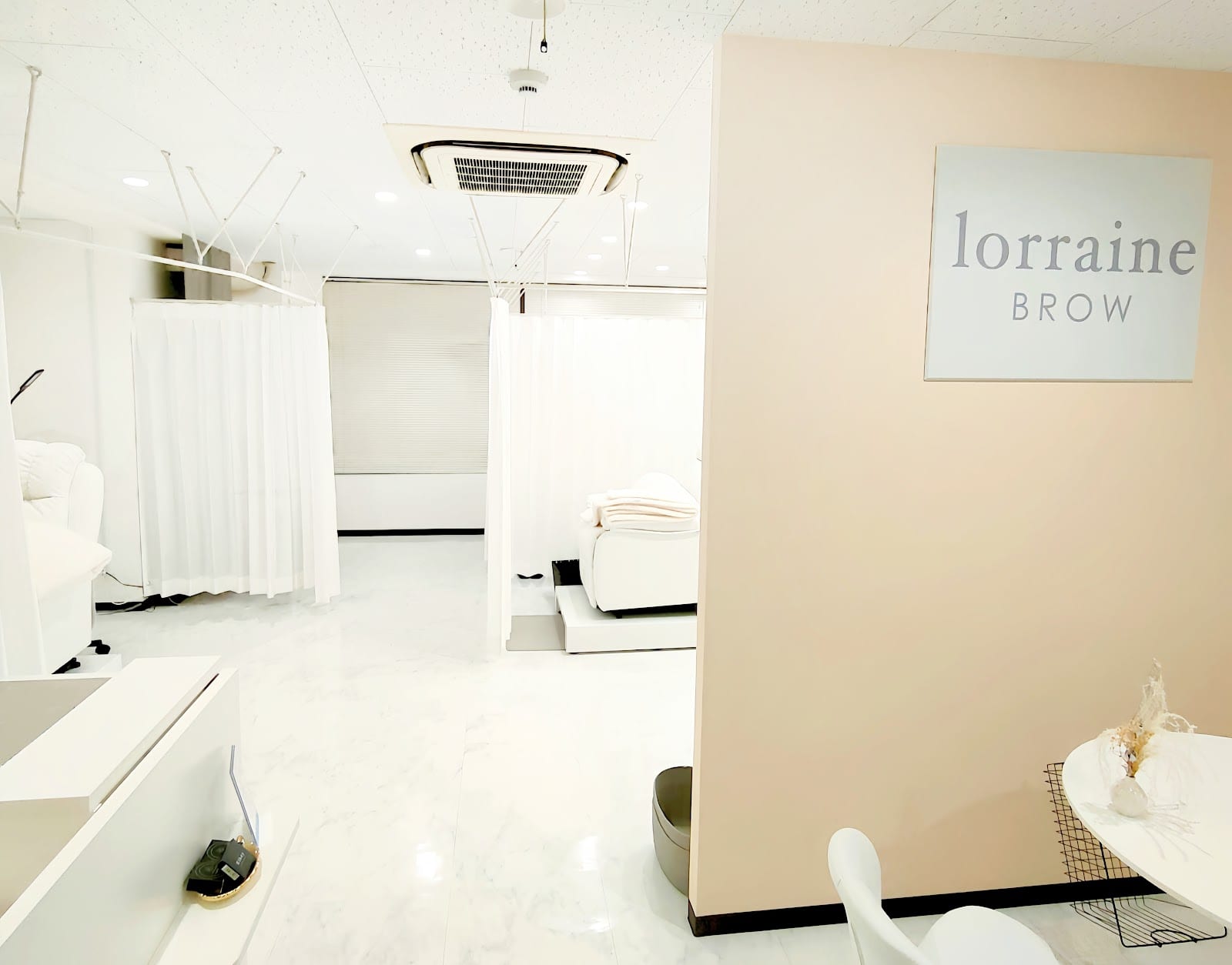 眉毛とまつげパーマの専門店 ロレインブロウ 鹿児島天文館店(鹿児島)のメンズ眉毛サロン店内写真 1枚目