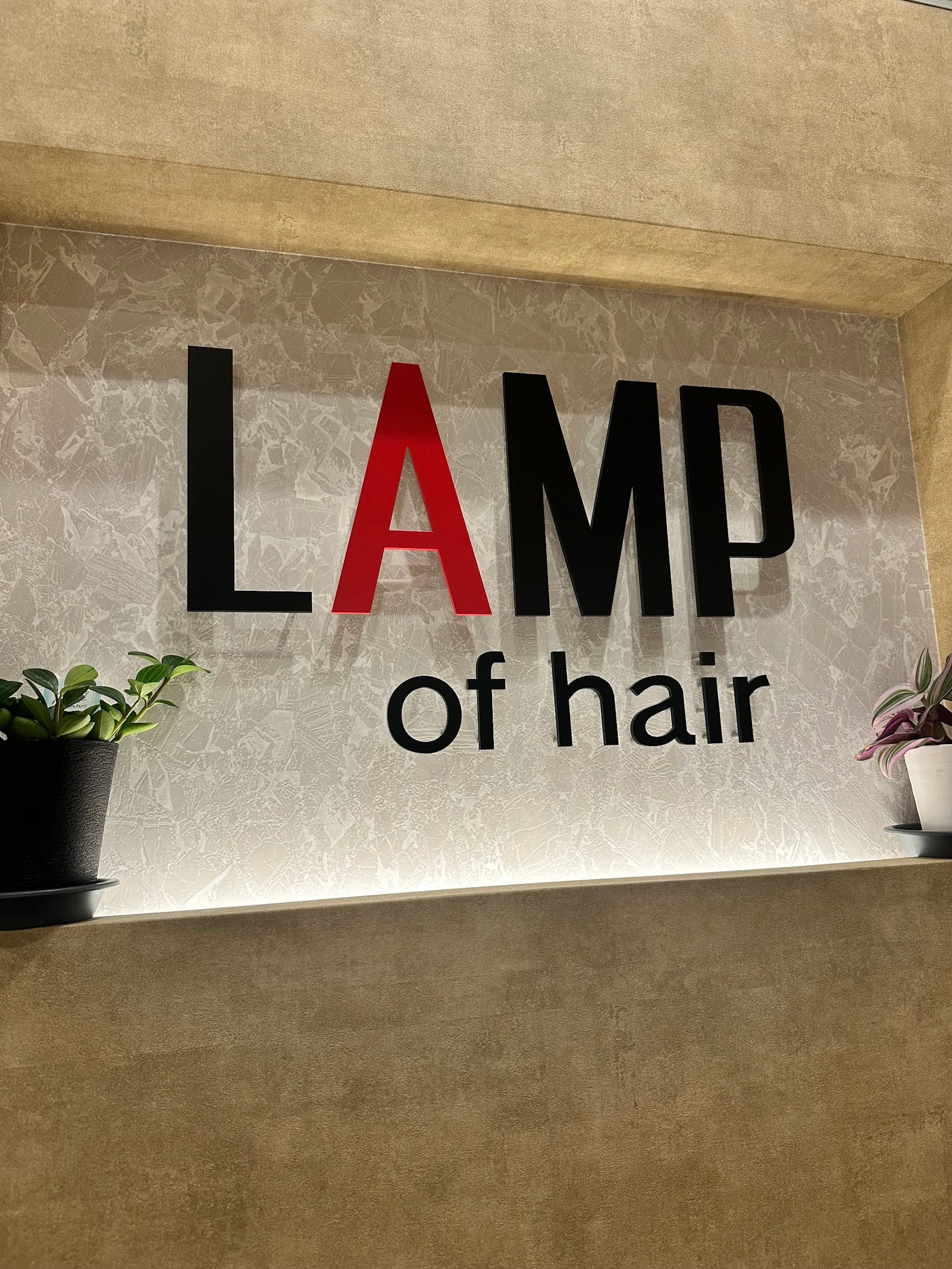 LAMP of hair Relaxation（都城）のメンズ眉毛サロン店内写真 1枚目