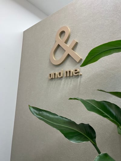 眉毛とまつげパーマ専門店 and me.月島店 店内写真 1枚目