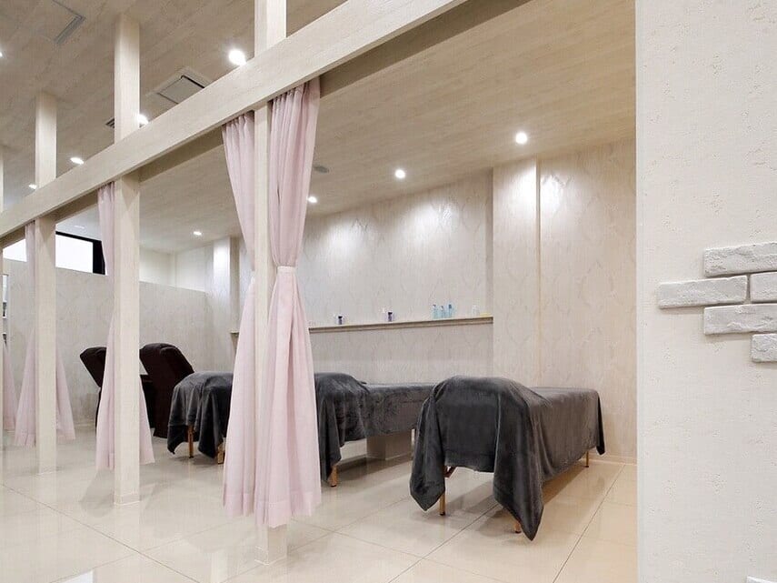 glamourous×ange eye フレスポ富沢店（長町）のメンズ眉毛サロン店内写真 1枚目