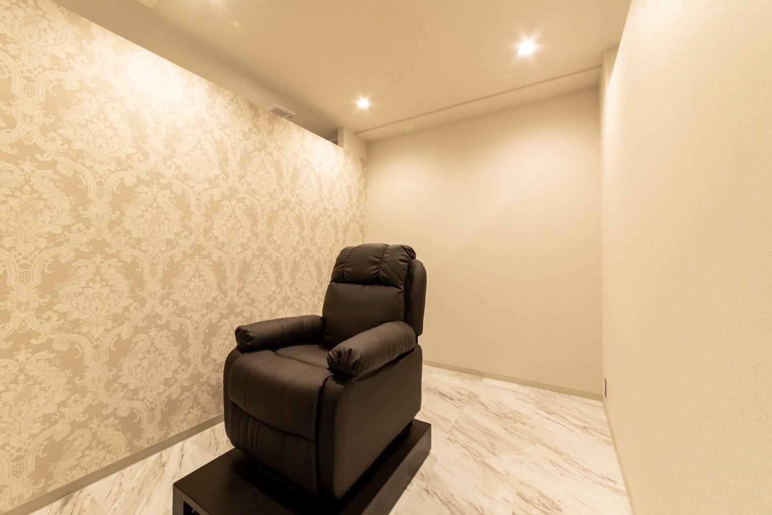 完全個室eyelash salon Rey長崎浜町店 まつげパーマパリジェンヌ(長崎)のメンズ眉毛サロン店内写真 1枚目