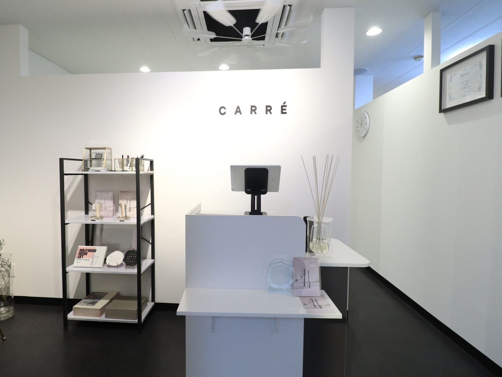 まつげパーマ・マツエク・美眉アイブロウ専門店 CARRE（名古屋）のメンズ眉毛サロン店内写真 1枚目