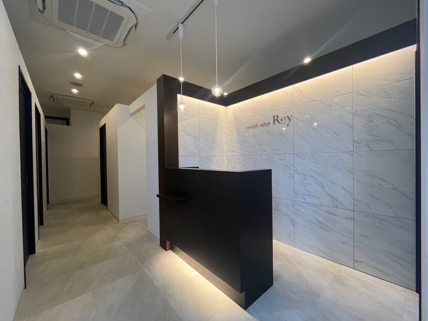 完全個室eyelash salon Rey沖縄那覇店 まつげパーマパリジェンヌ（那覇）のメンズ眉毛サロン店内写真 1枚目