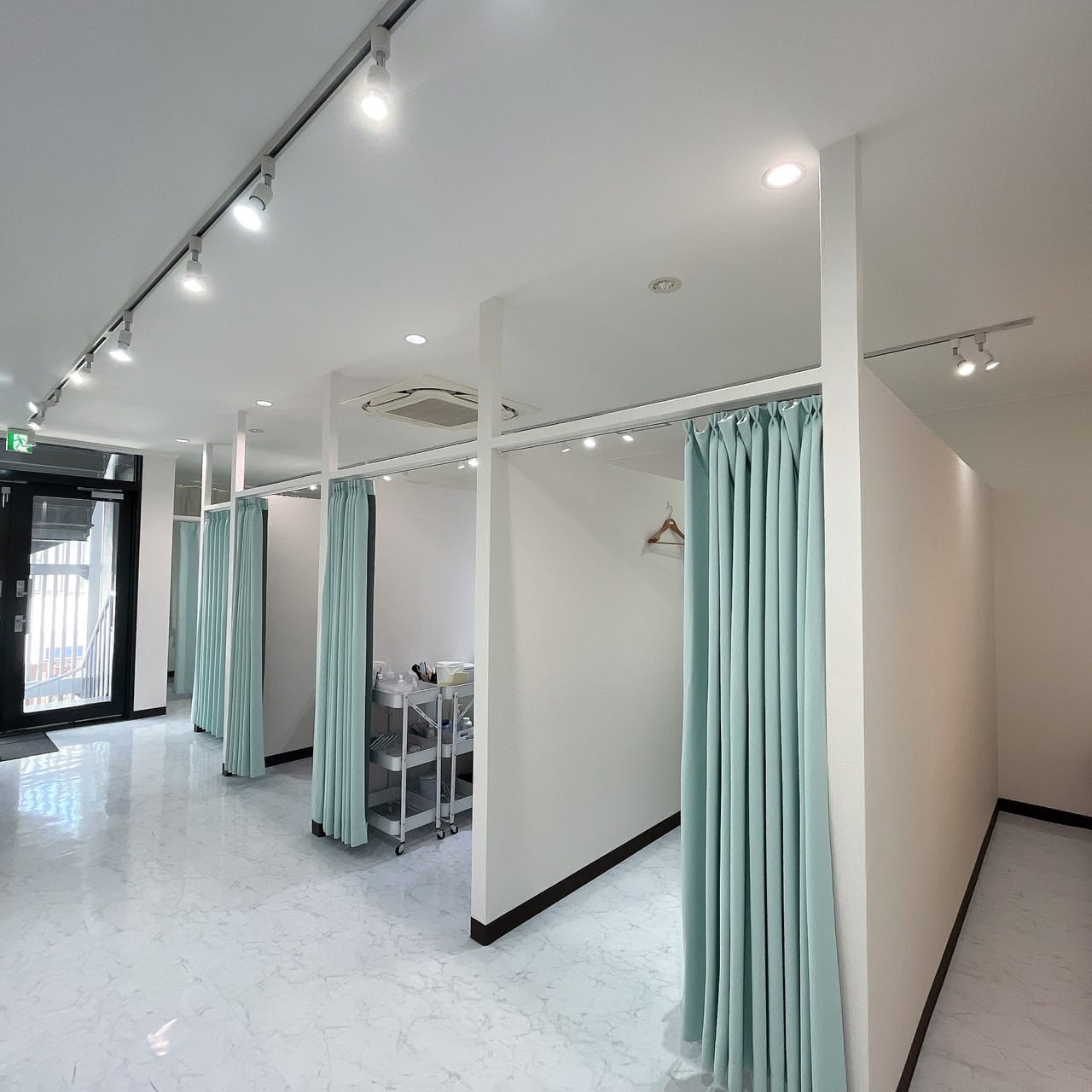 マツエク・まつげパーマ・アイブロウ専門店アイラ岡山店(岡山)のメンズ眉毛サロン店内写真 1枚目