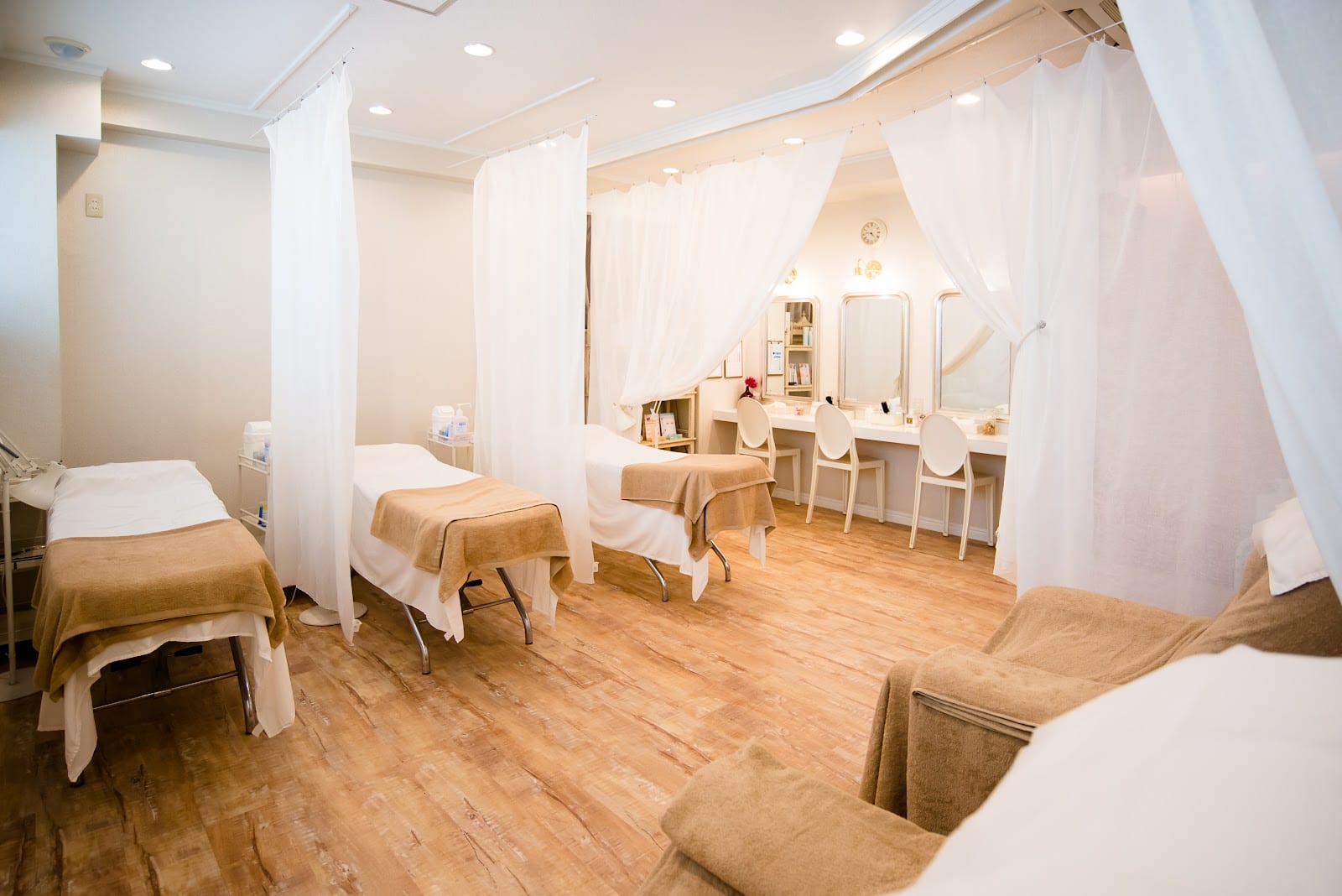 PLUME EYEBEAUTY 表参道店（表参道）のメンズ眉毛サロン店内写真 1枚目