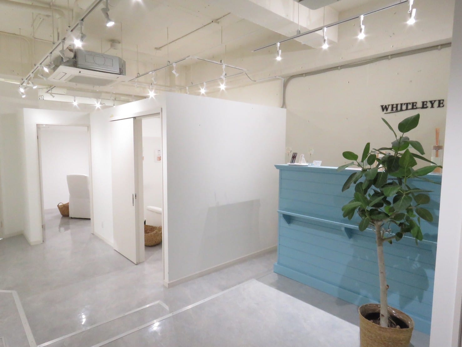 WHITE EYE 佐賀 まつ毛と眉毛の専門店(佐賀)のメンズ眉毛サロン店内写真 1枚目