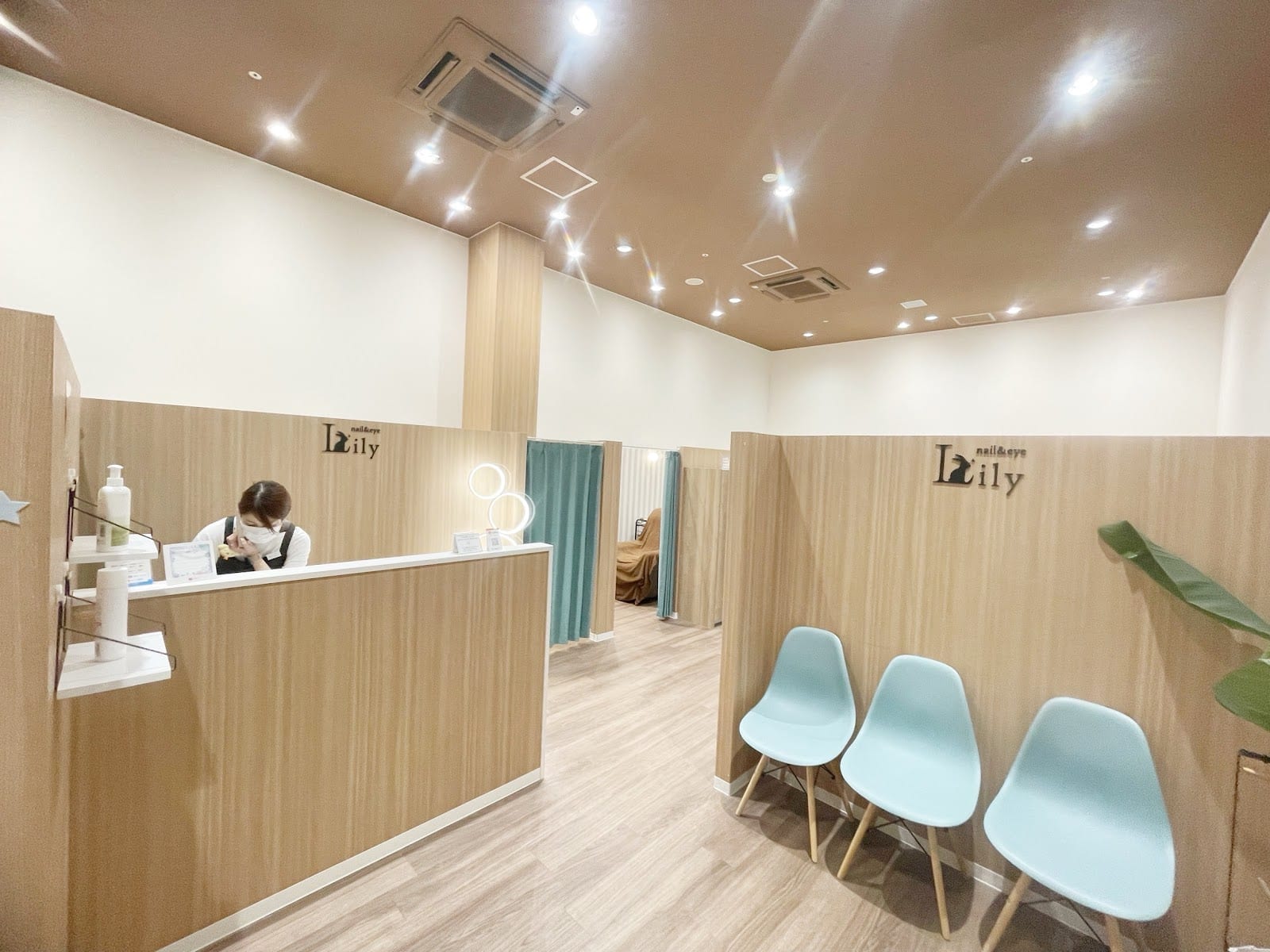 nail＆eye Lily登戸店（下北沢）のメンズ眉毛サロン店内写真 1枚目