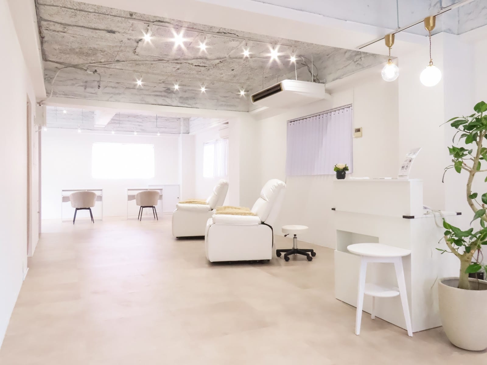 EYE&NAIL I.RO 田町三田店（品川）のメンズ眉毛サロン店内写真 1枚目