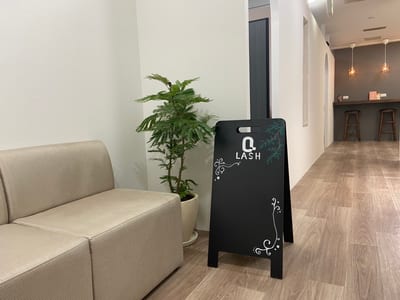 まつげパーマ＆マツエク＆眉毛専門 キューラッシュ新宿店 店内写真 1枚目