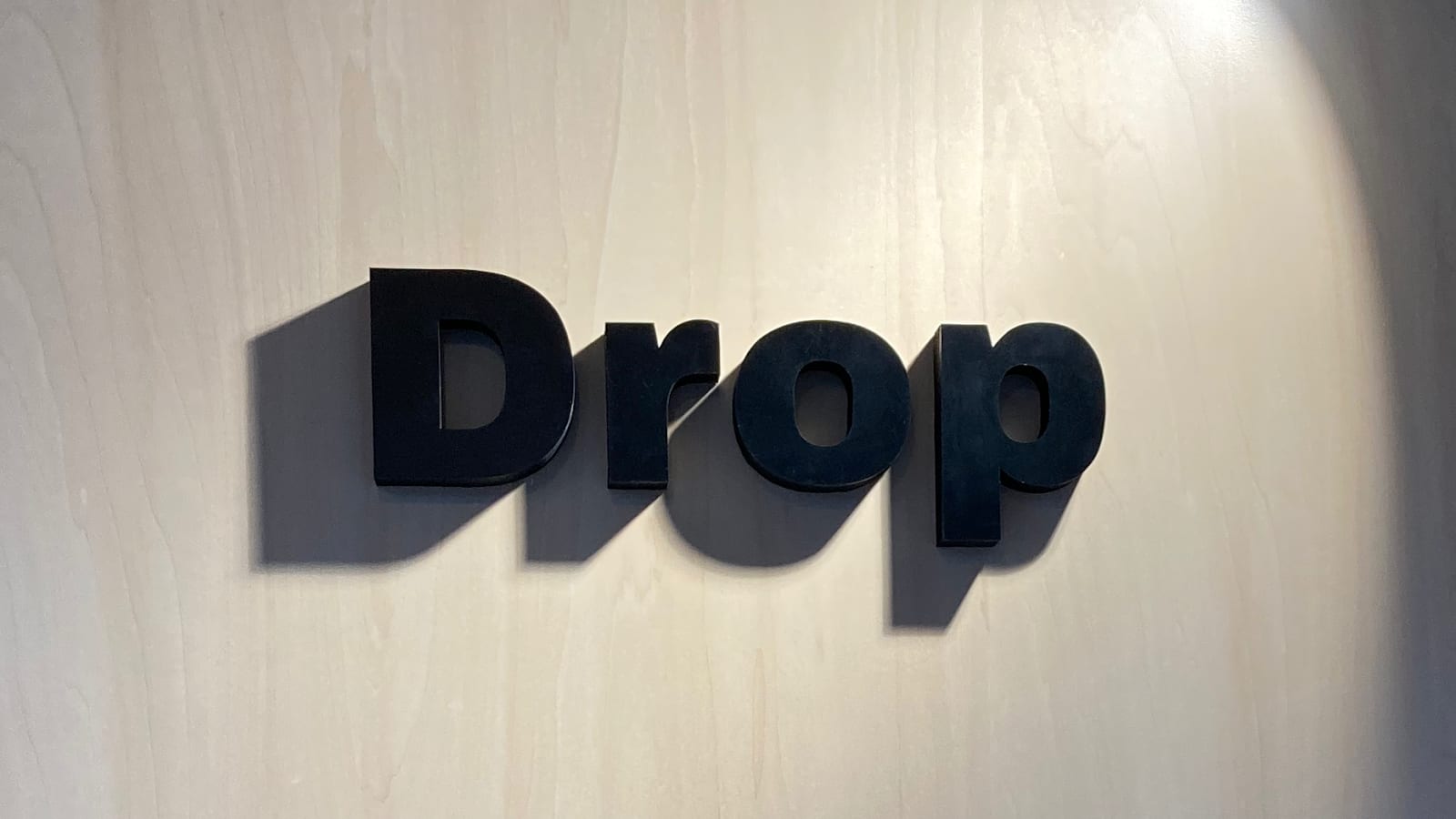 Drop EYEDESIGN(鳥栖)のメンズ眉毛サロン店内写真 1枚目