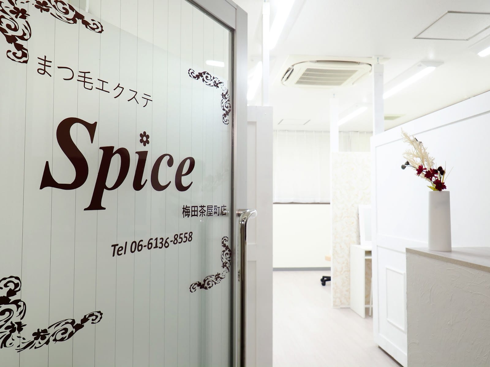 マツエク/まつげパーマと眉毛サロン Spice 梅田茶屋町店（梅田）のメンズ眉毛サロン店内写真 1枚目