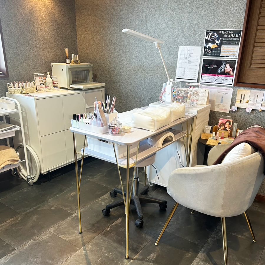 CHIC de Honjo eyelash&nail（由利本荘）のメンズ眉毛サロン店内写真 1枚目
